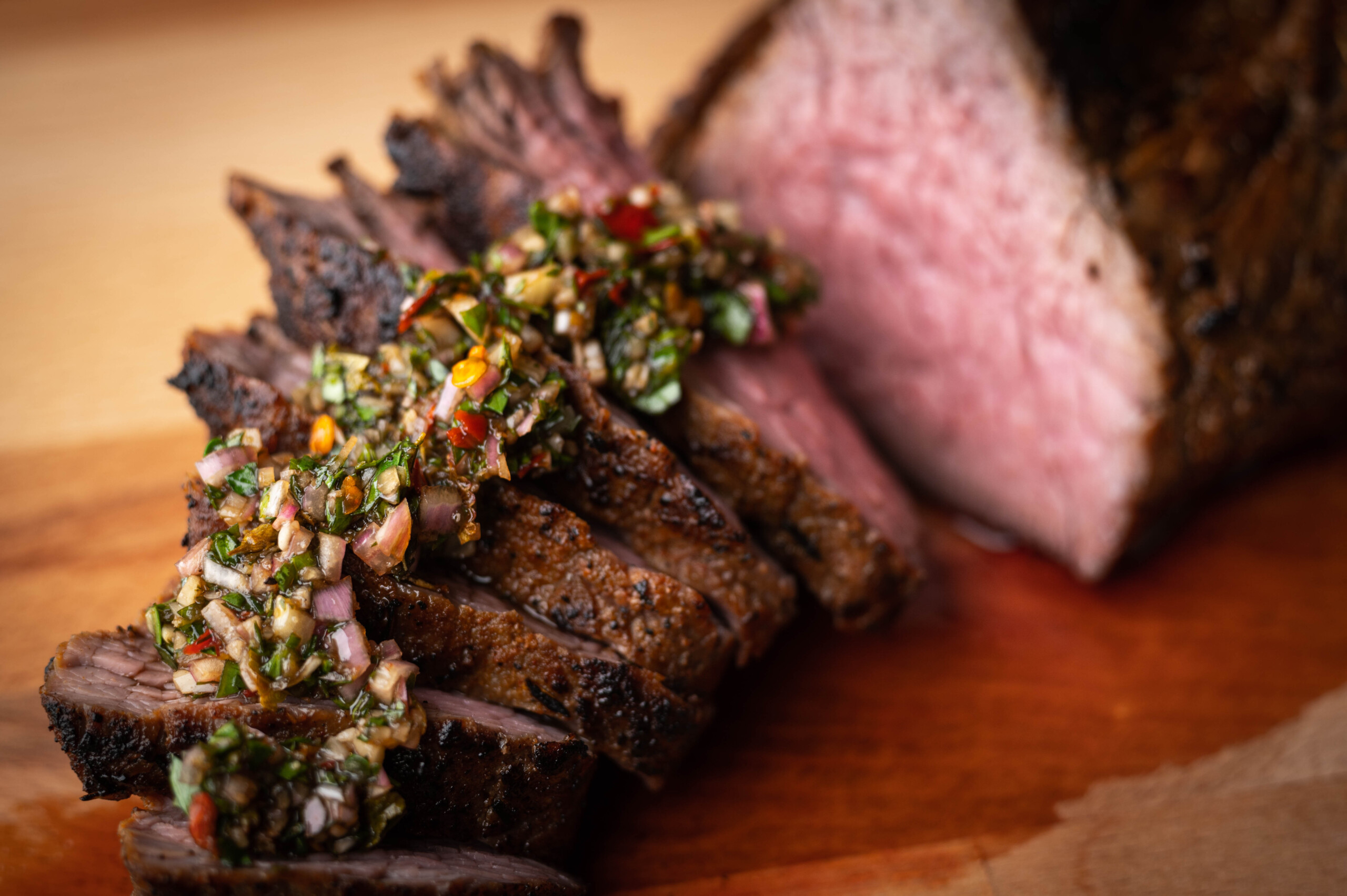 Churrasco argentino com molho chimichuri. Fonte: Shutterstock