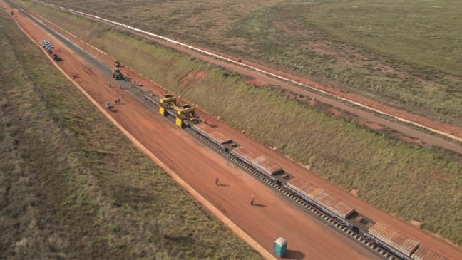 Trilhos sendo colocados na Ferrovia Estadual de Mato Grosso, da Rumo | Crédito: Rony Santos/Rumo